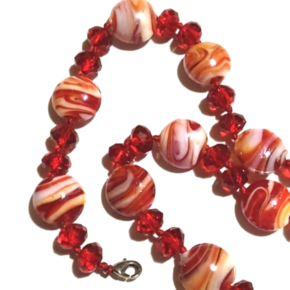 VINTAGE SHADES OF RED WHITE ART GLASS FLAT AND RED BEADED 37" NECKLACE - Picture 4 of 9